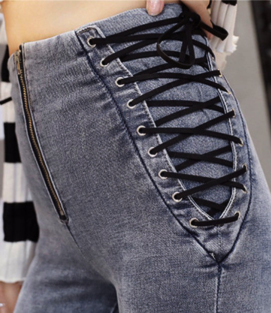 Jeans con lacci incrociati laterali