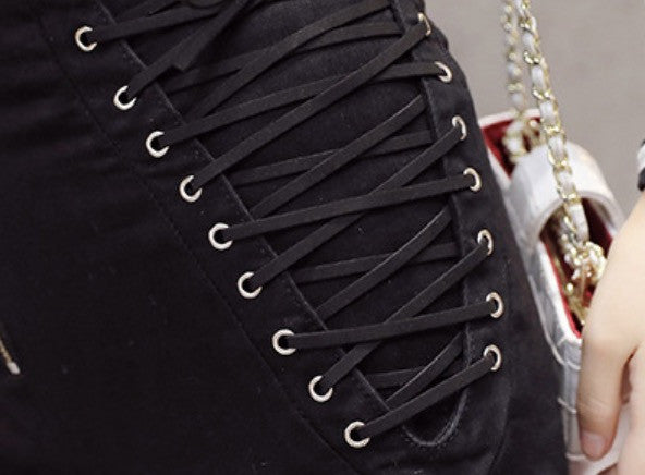 Jeans con lacci incrociati laterali