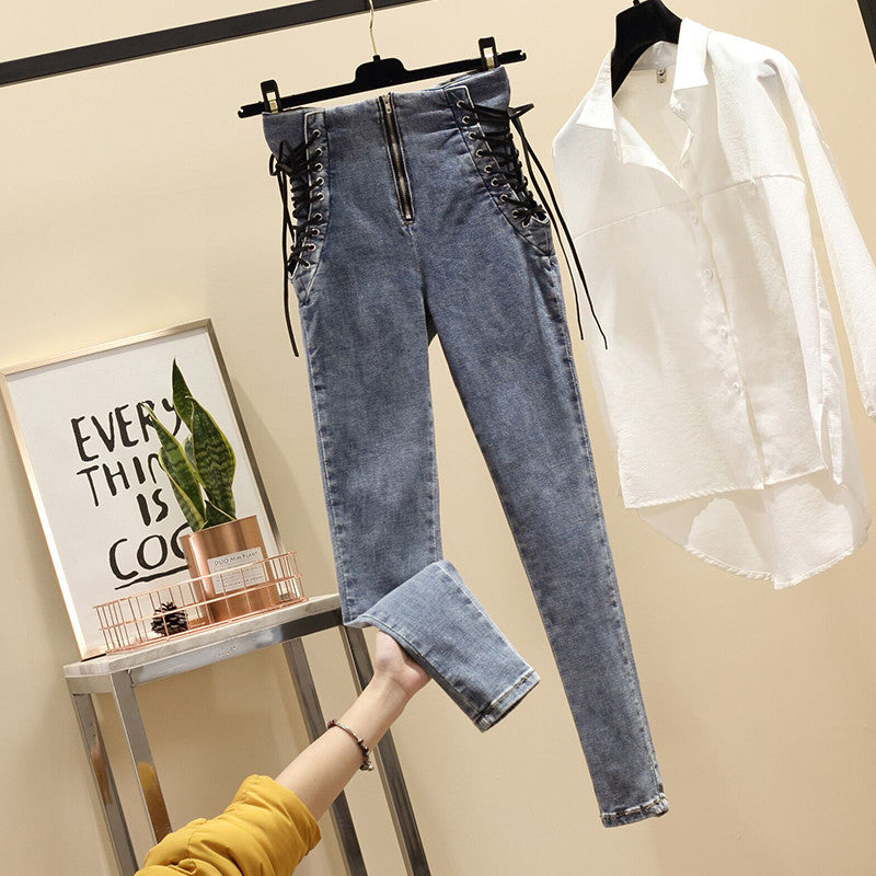 Jeans con lacci incrociati laterali