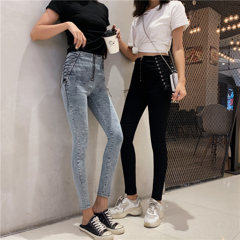 Jeans con lacci incrociati laterali