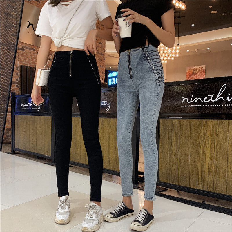 Jeans con lacci incrociati laterali