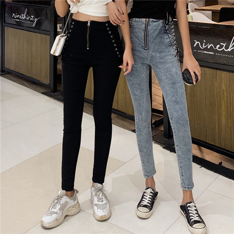 Jeans con lacci incrociati laterali