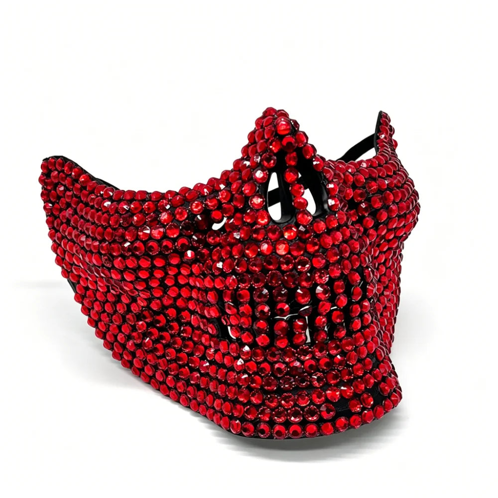 Media máscara calavera roja con estrás sobre fondo blanco — Dream Shop