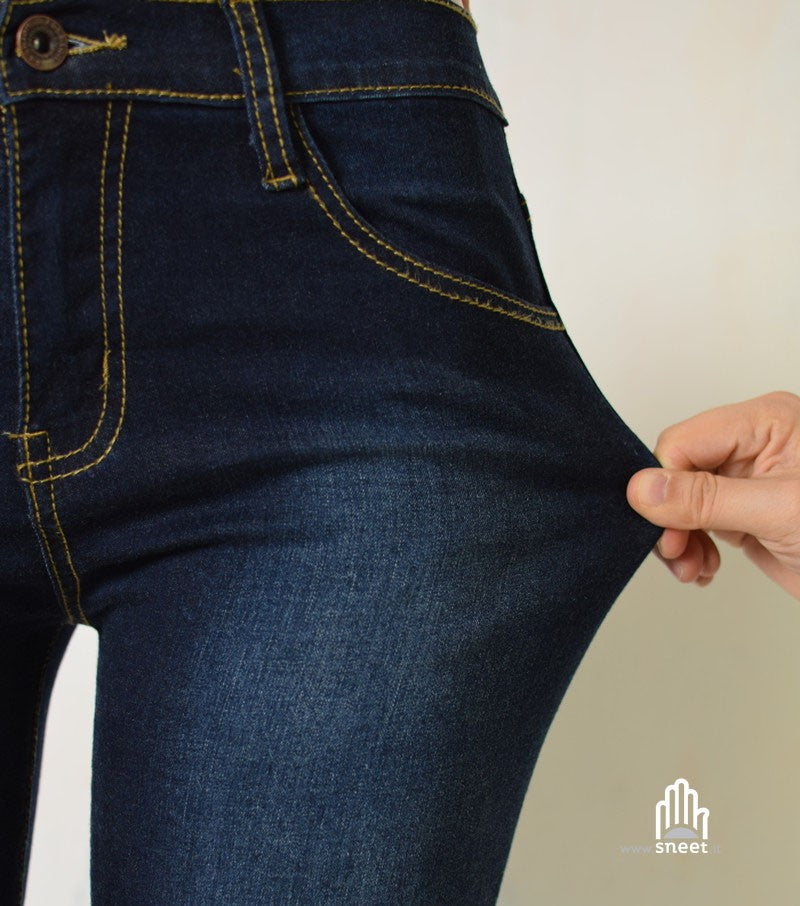 vaqueros ajustados de mezclilla oscura