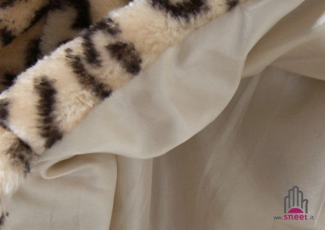 Pantalones cortos de piel sintética con cola