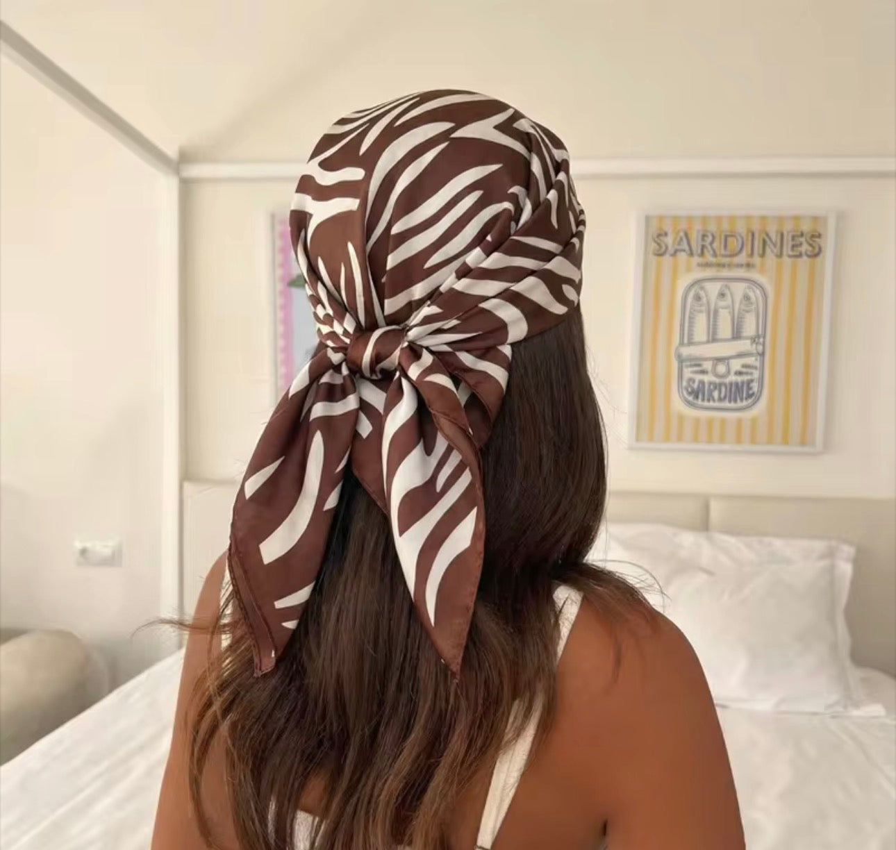 Foulard raso Katapy fantasia zebra annodato dietro la nuca | Dream Shop
