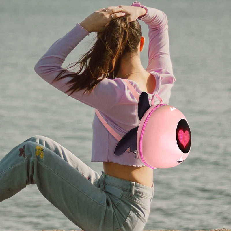 Zaino LED Angel Eye rosa indossato in spiaggia | Dream Shop