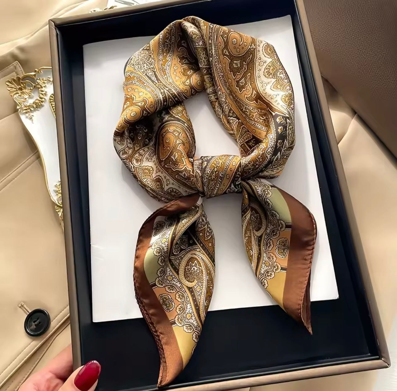 Foulard raso Katapy fantasia paisley oro barocco | Dream Shop