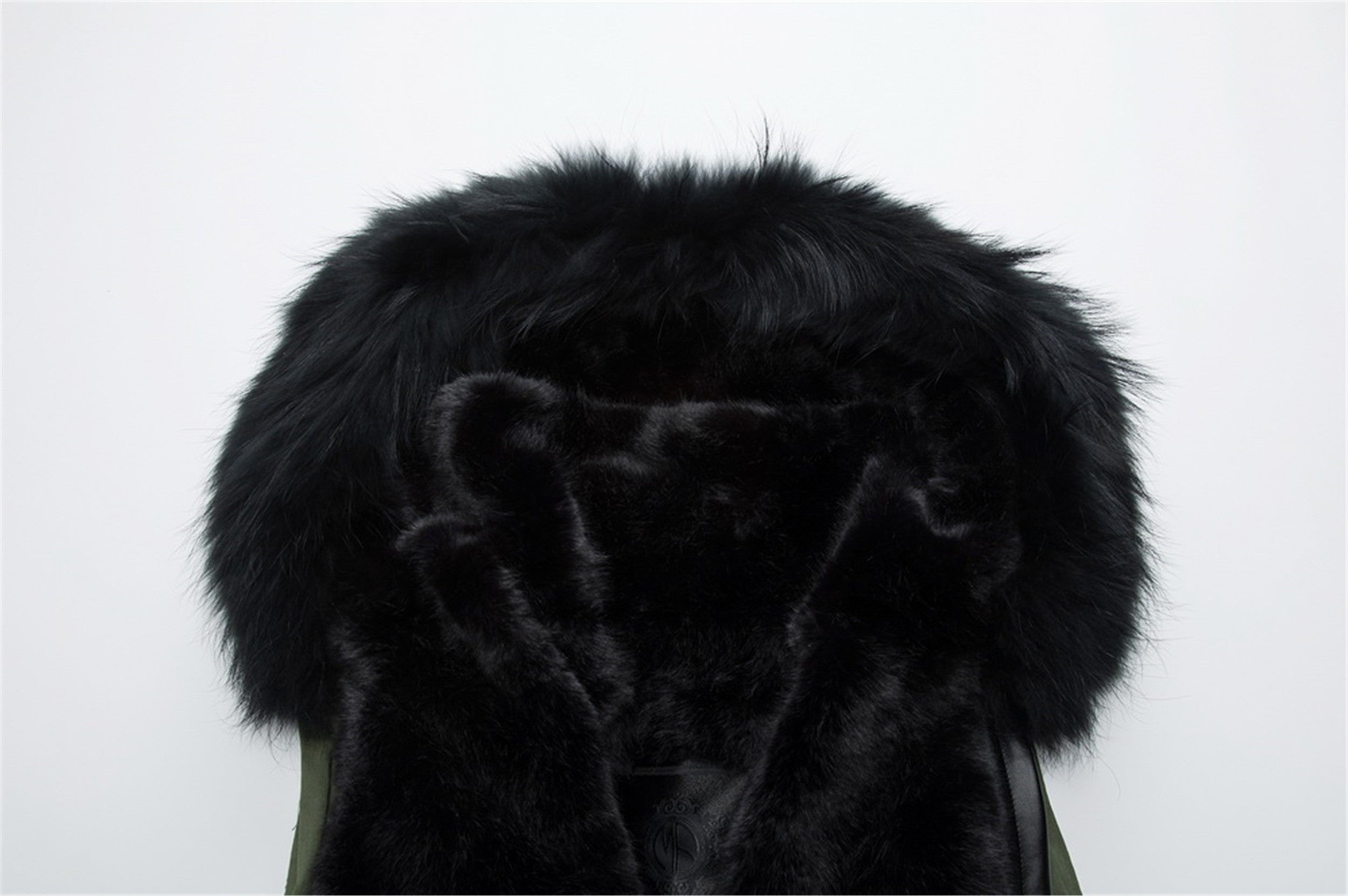 Parka corta negra con capucha