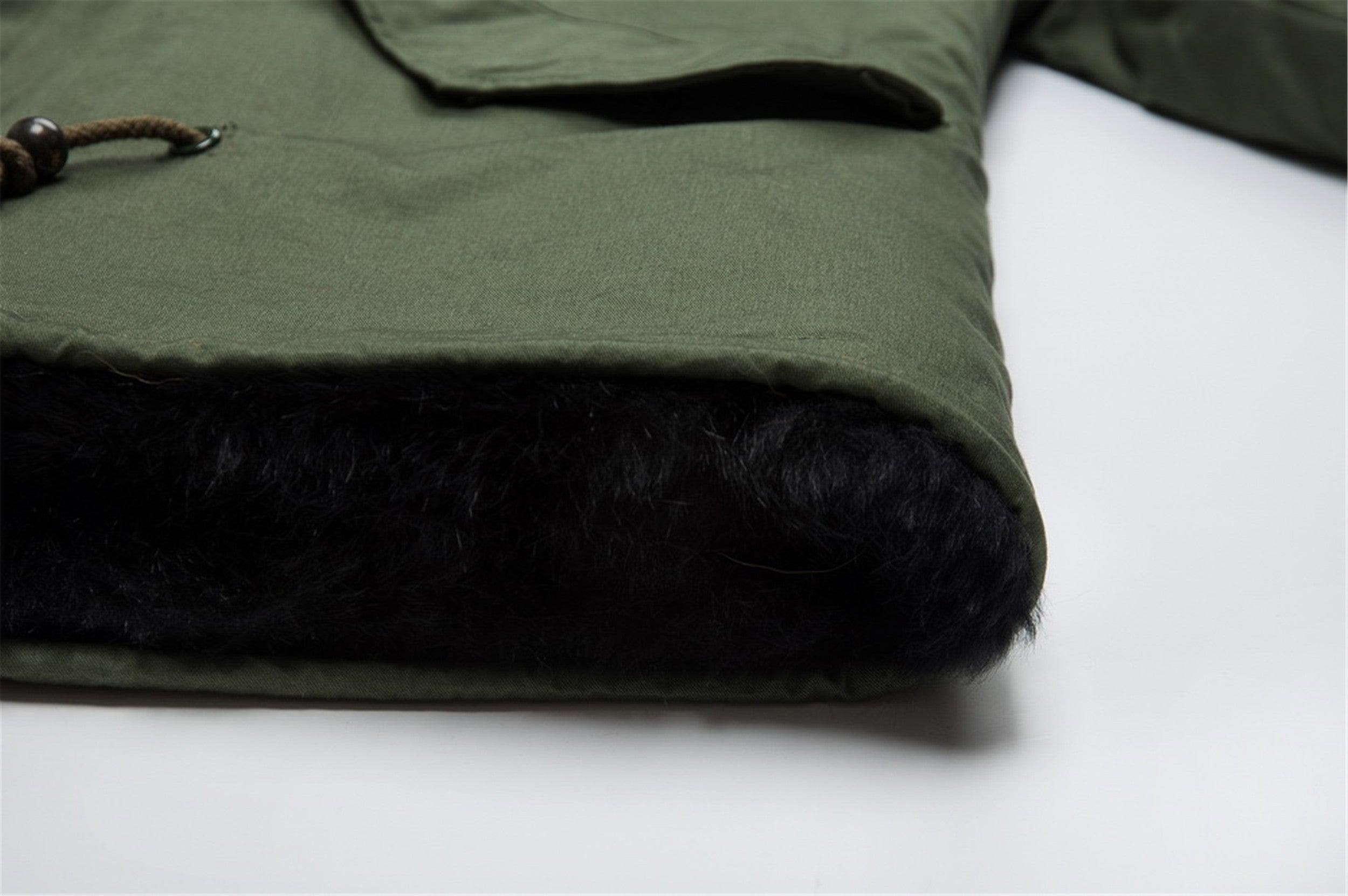 Parka corta negra con capucha