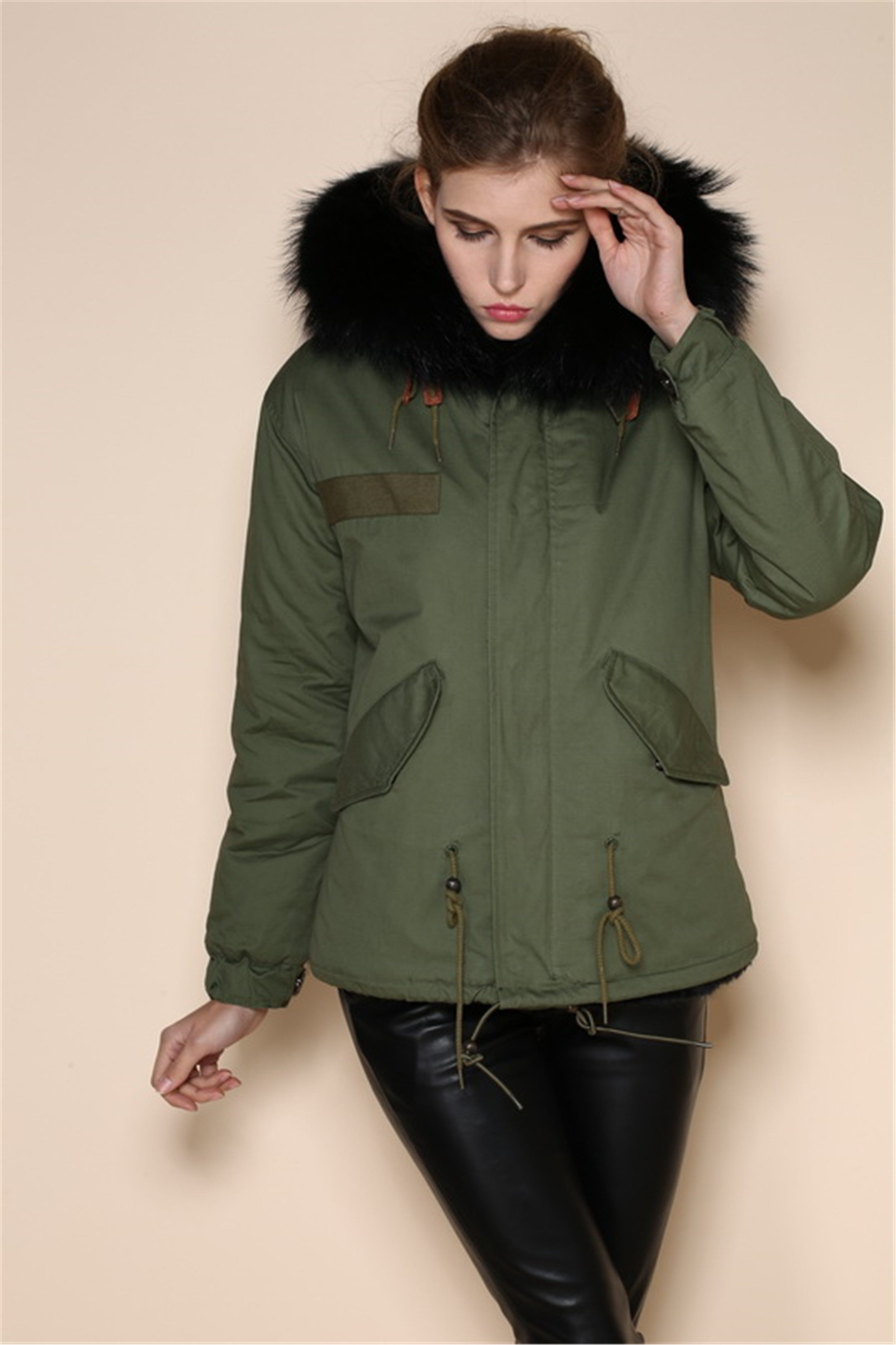 Parka corta negra con capucha