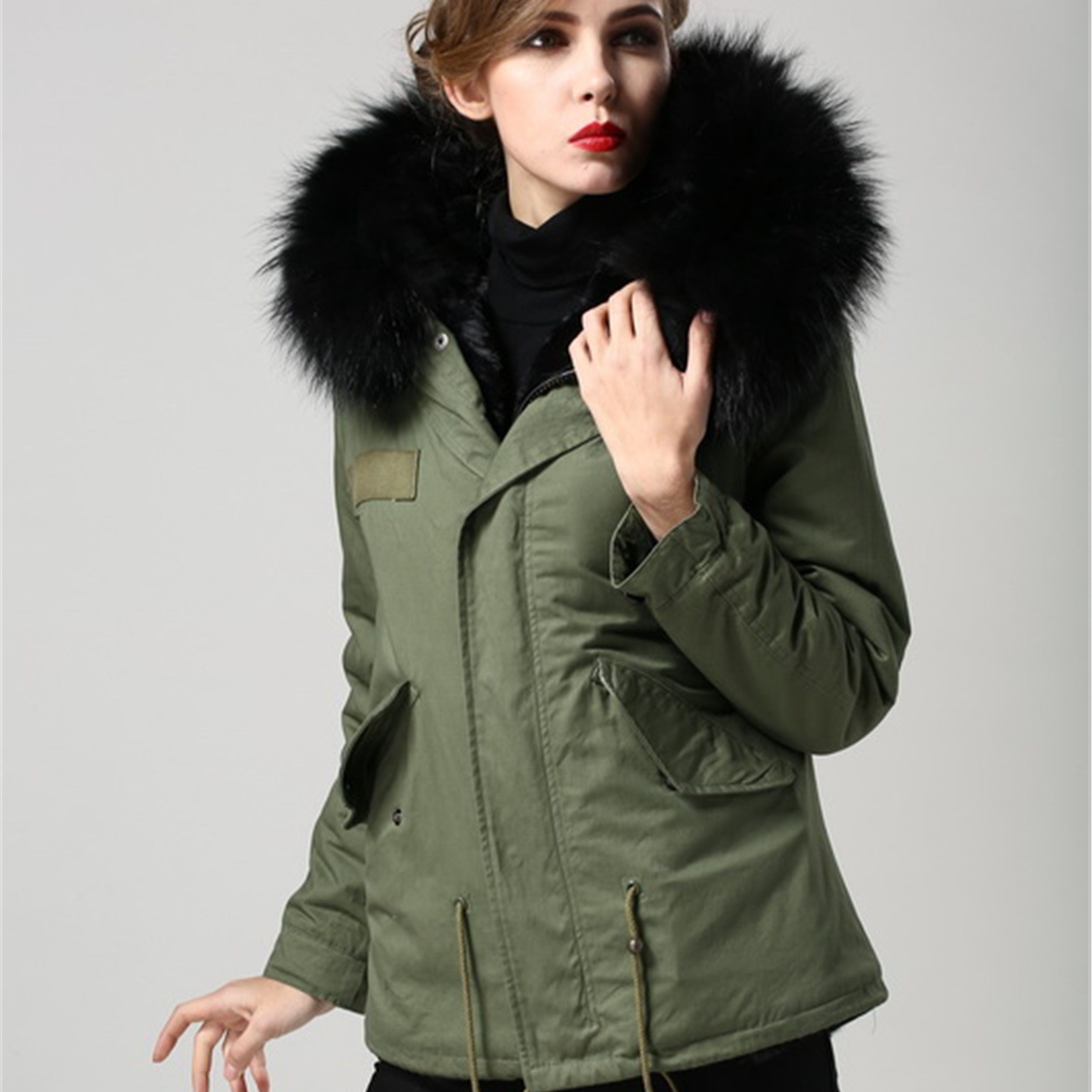 Parka corta negra con capucha