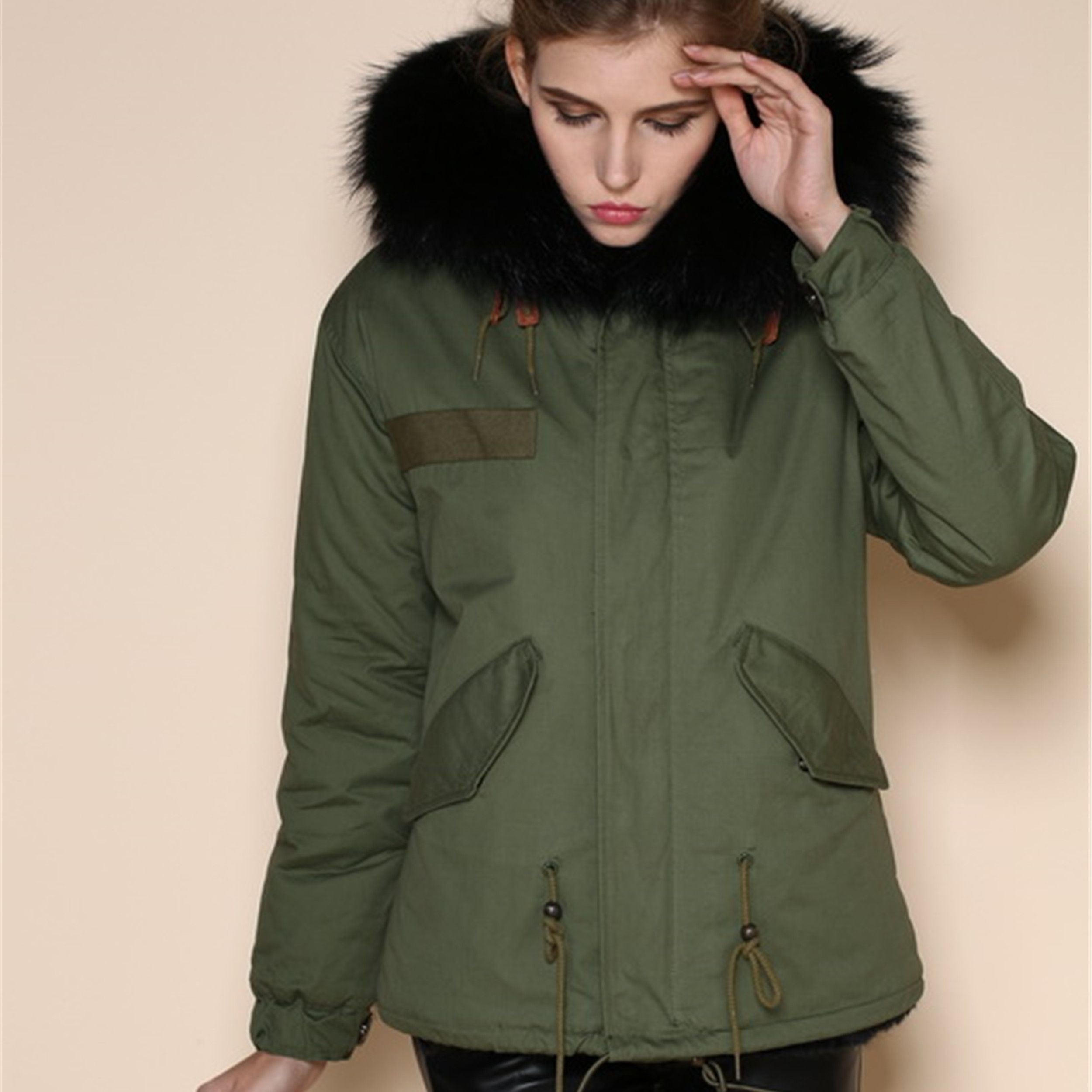 Parka corta negra con capucha