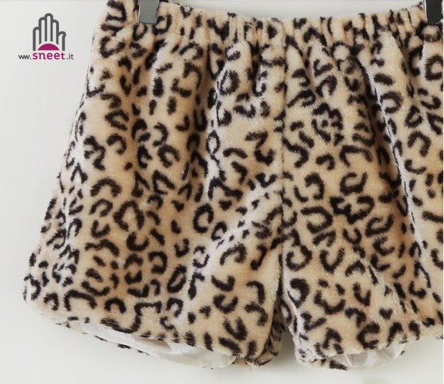 Pantalones cortos de piel sintética con cola