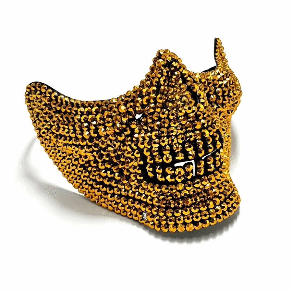 Media máscara calavera dorada con estrás sobre fondo blanco — Dream Shop