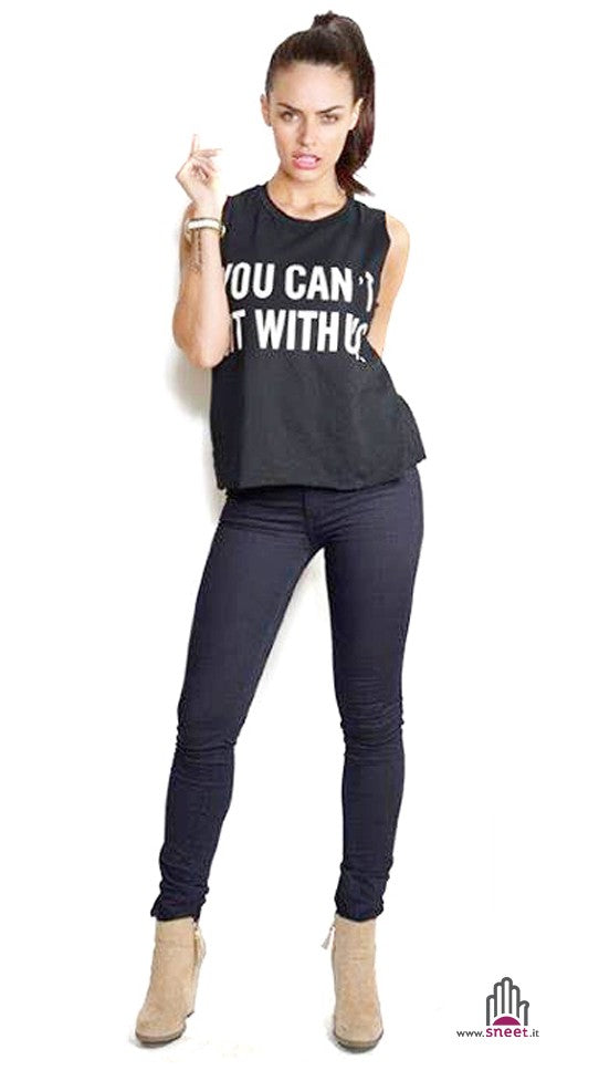 No puedes sentarte con nosotros.