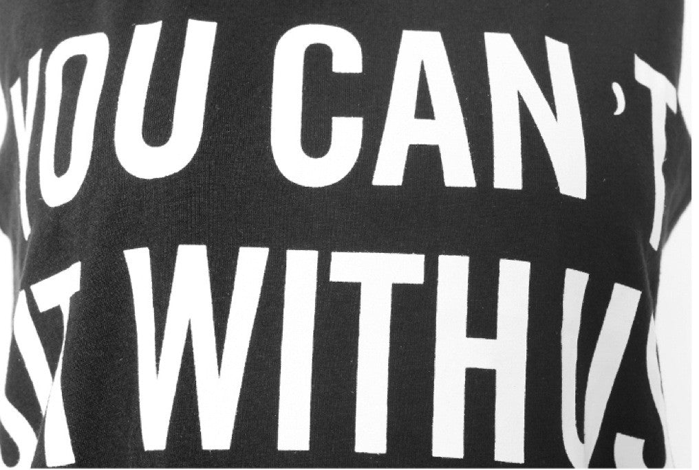 No puedes sentarte con nosotros.