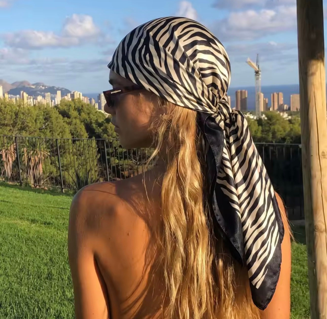 Foulard raso Katapy zebra annodato tra i capelli vista laterale | Dream Shop