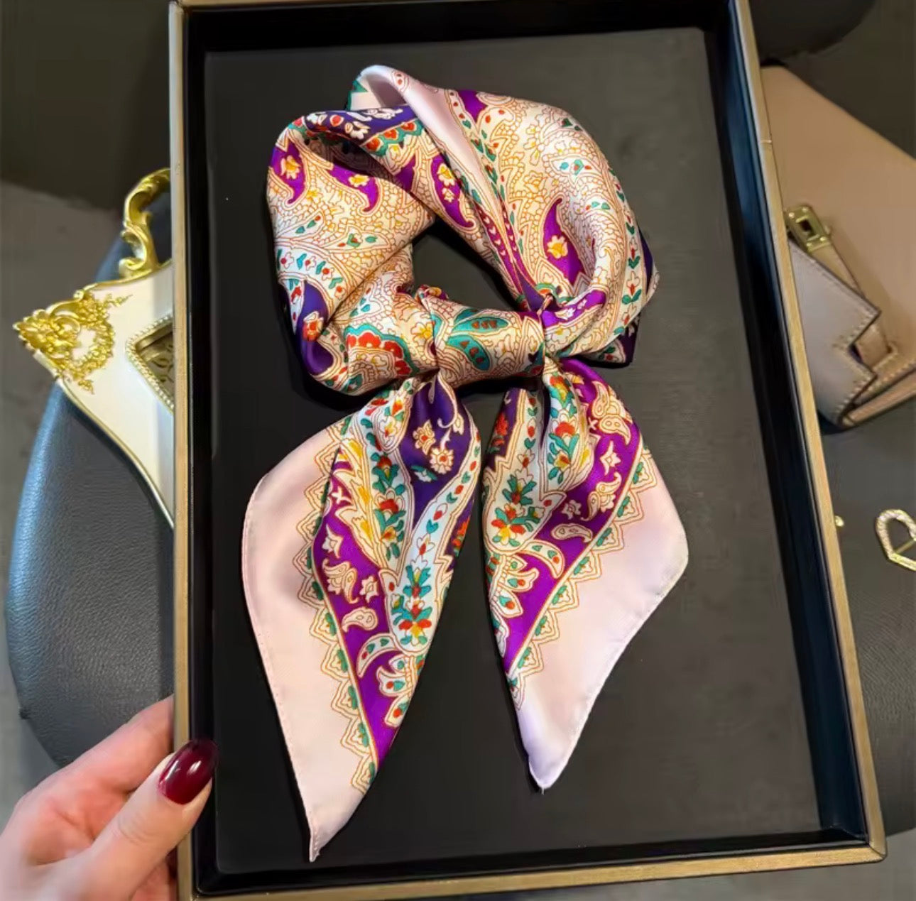Foulard raso Katapy fantasia paisley viola e oro | Dream Shop
