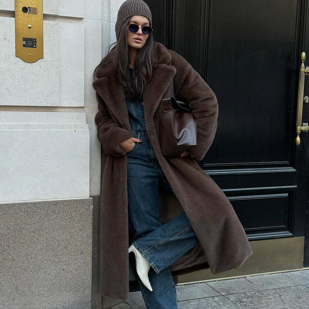 Cappotto teddy lungo in eco-pelliccia con cintura