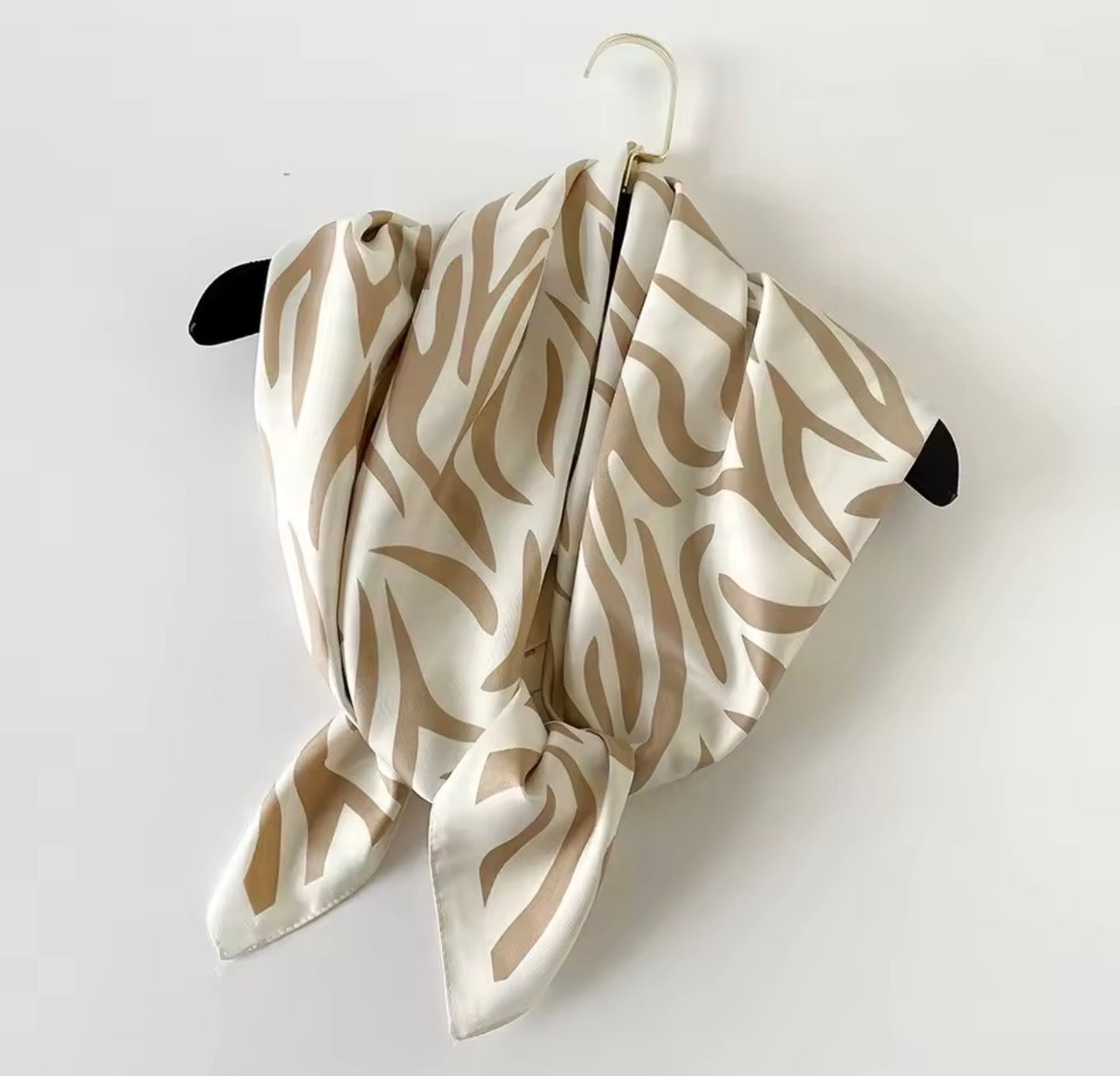 Foulard raso Katapy fantasia zebra beige e panna appeso | Dream Shop