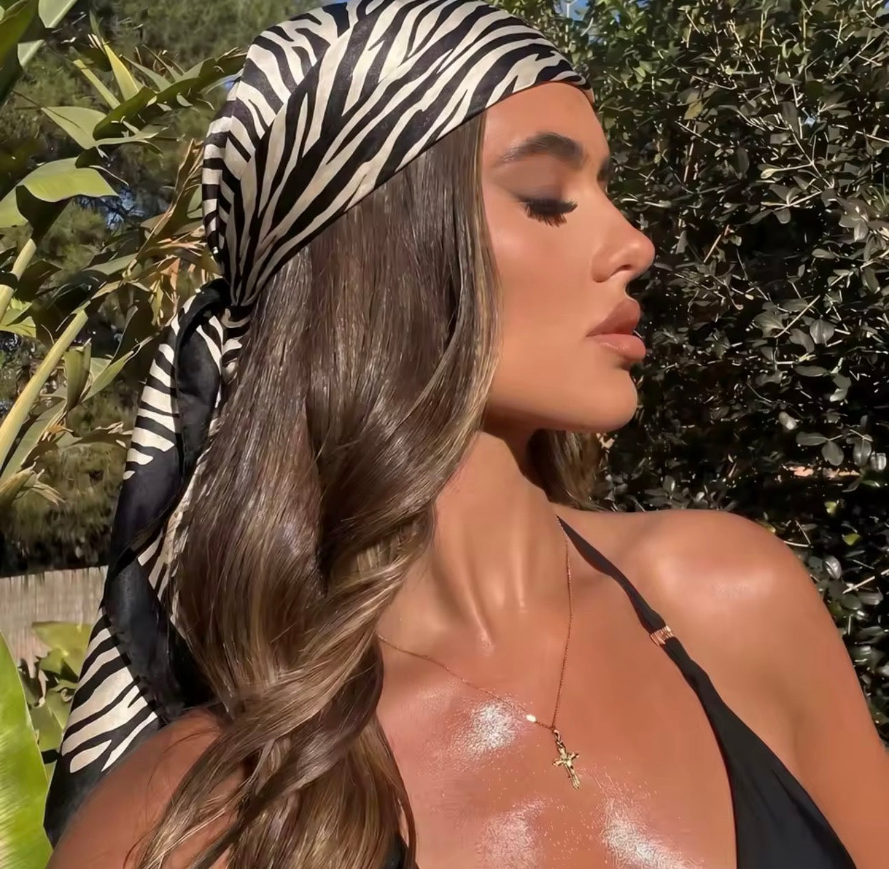 Foulard raso Katapy fantasia zebra indossato tra i capelli look mare | Dream Shop