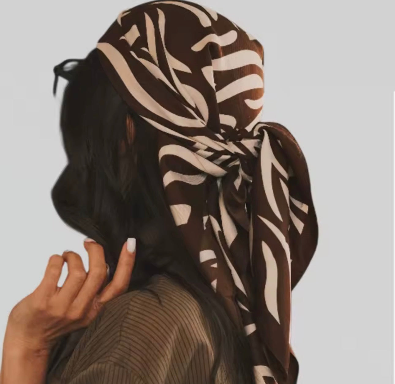 Foulard raso Katapy zebra scuro indossato come bandana | Dream Shop
