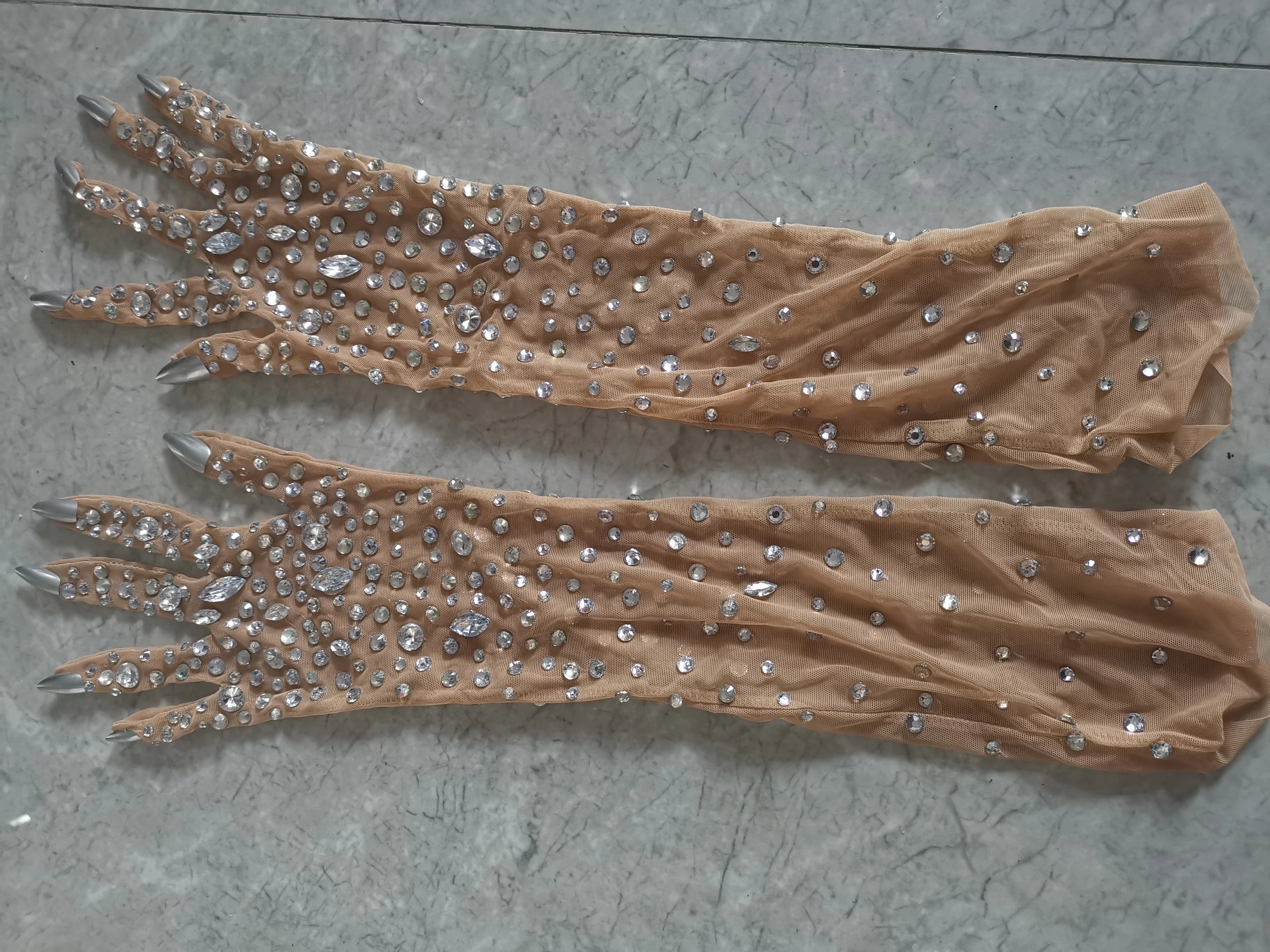 Guanti Lunghi Tulle Invisibile con Cristalli Luminosi e Unghie Gioiello
