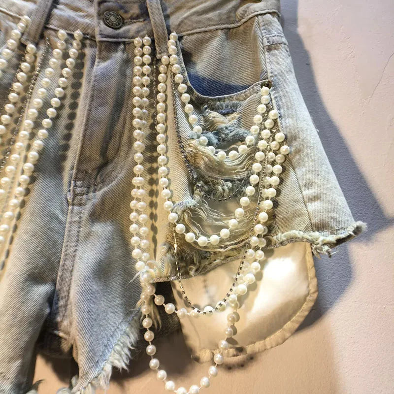 Shorts jeans con catene di perle Pearl Unchain stile western chic