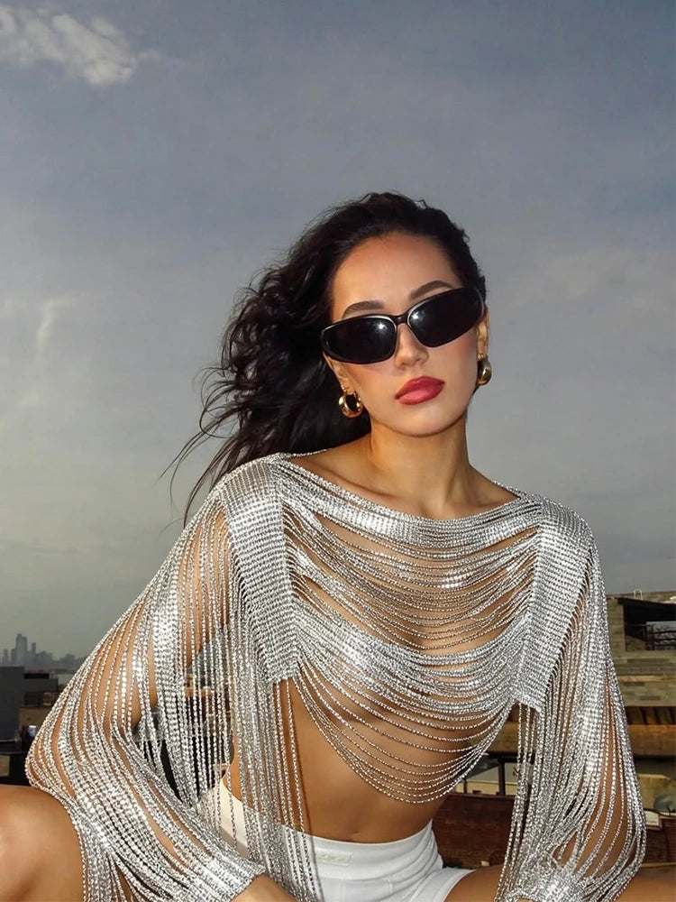 Top catene strass Kyrella argento indossato su modella in posa | Dream Shop