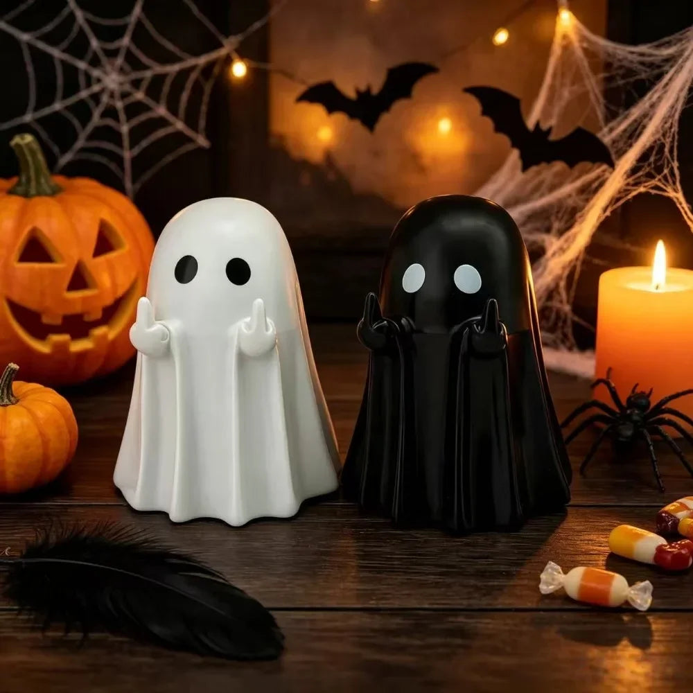 Statuetta fantasma Halloween tra zucche e candele — Dream Shop