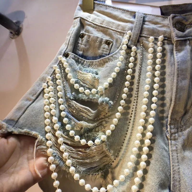 Shorts jeans con catene di perle Pearl Unchain stile western chic