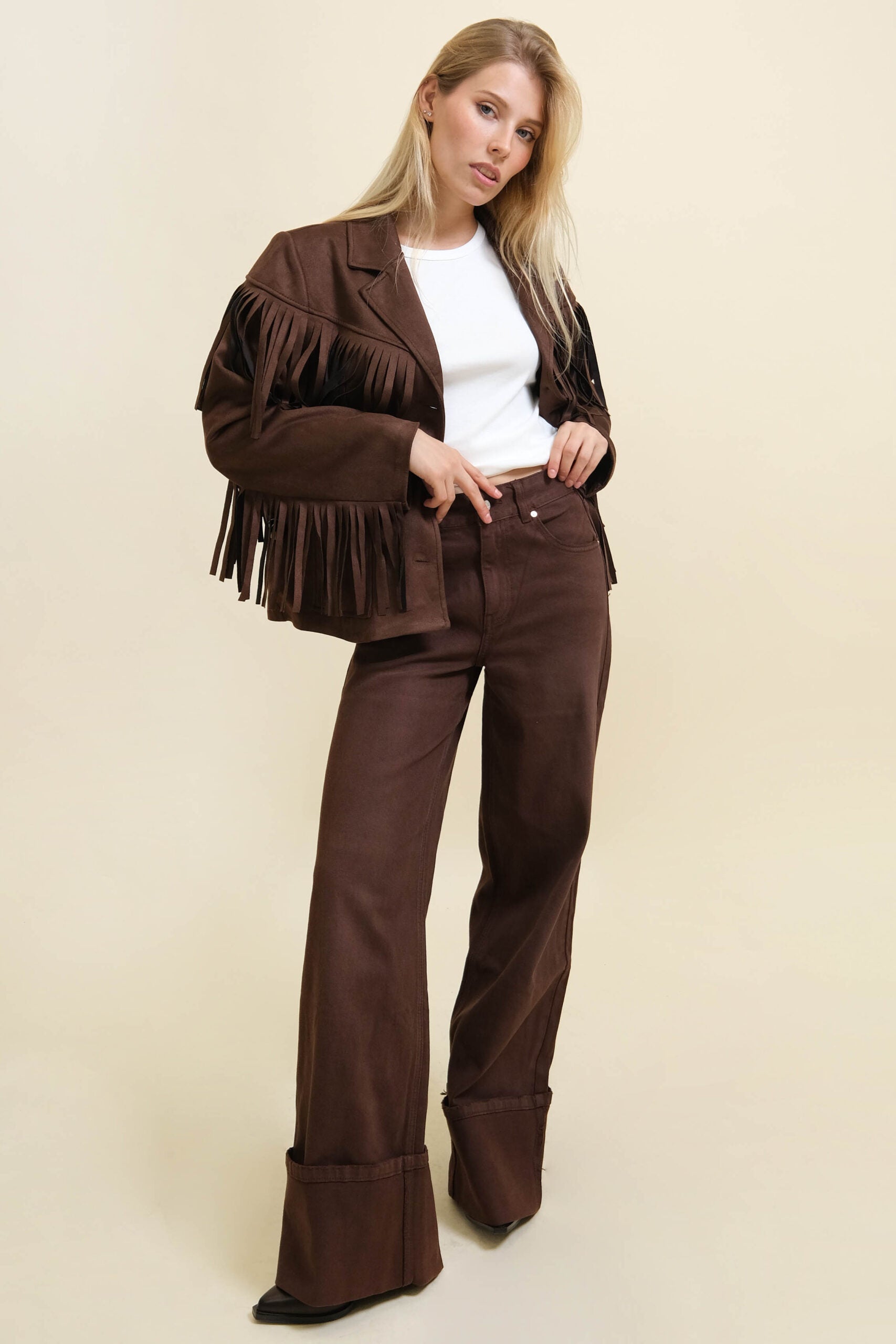 JEANS DOBLADOS EN EL SUELO