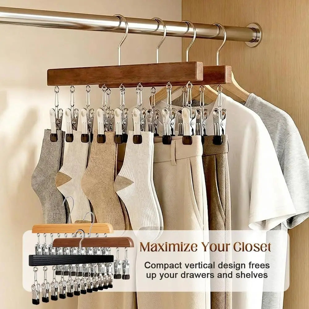 Gruccia multiganci legno scuro in armadio con jeans e calzini | Dream Shop