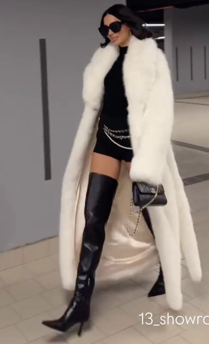 Cappotto teddy lungo in eco-pelliccia con cintura