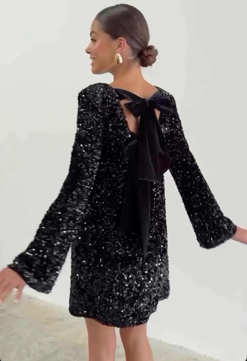 Abito Holiday Bow in paillettes con fiocco annodabile