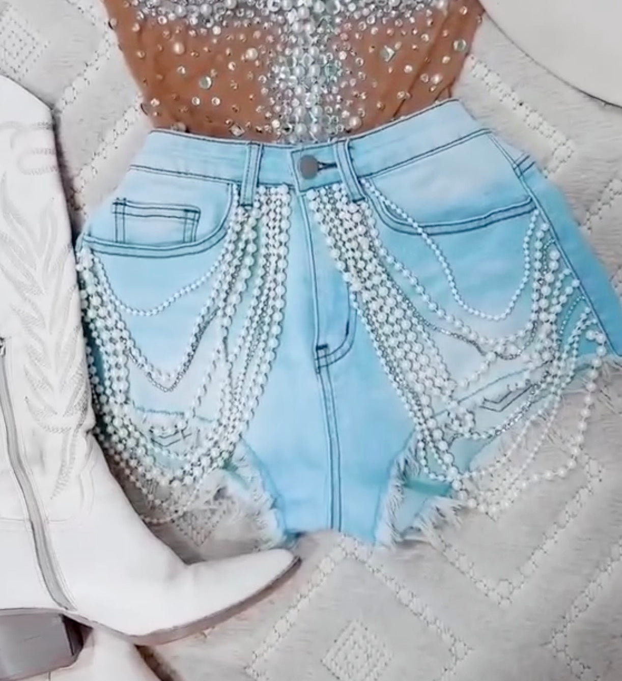 Shorts jeans con catene di perle Pearl Unchain stile western chic