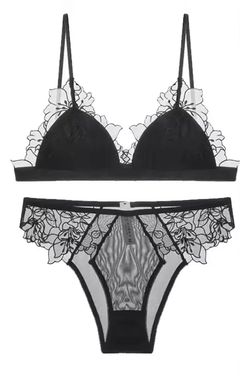 Bralette Steffany in pizzo floreale ricamato con slip in omaggio