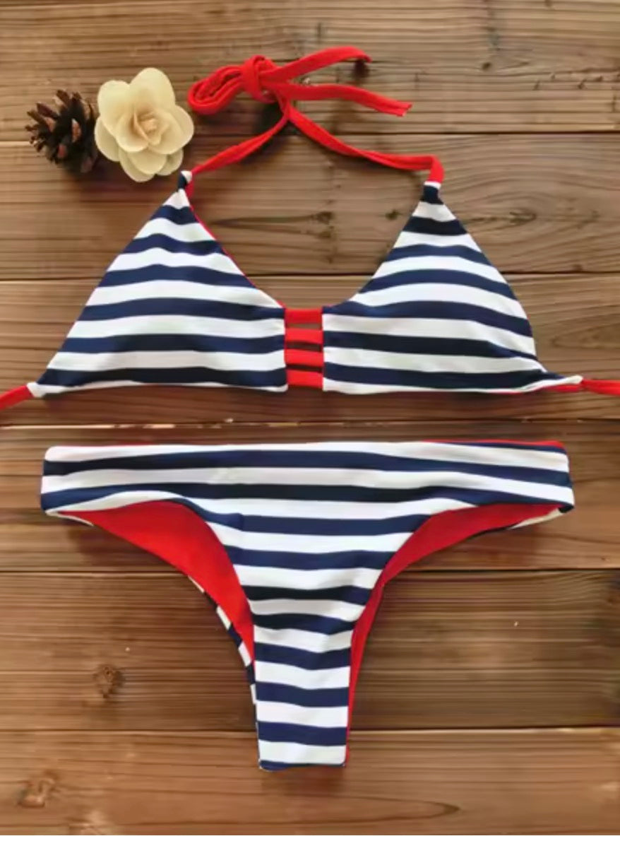 Bikini de marinera
Banda con lazos en la espalda y braguita brasileña con lazos