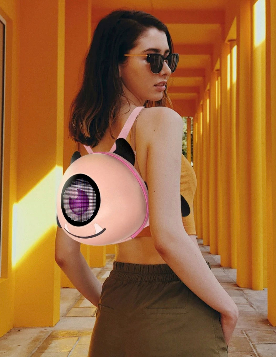 Zaino LED Angel Eye rosa indossato look street | Dream Shop
