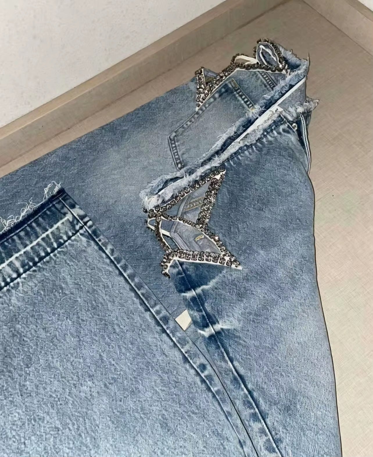 Jeans stella strass vista piatta con stella di strass in evidenza | Dream Shop