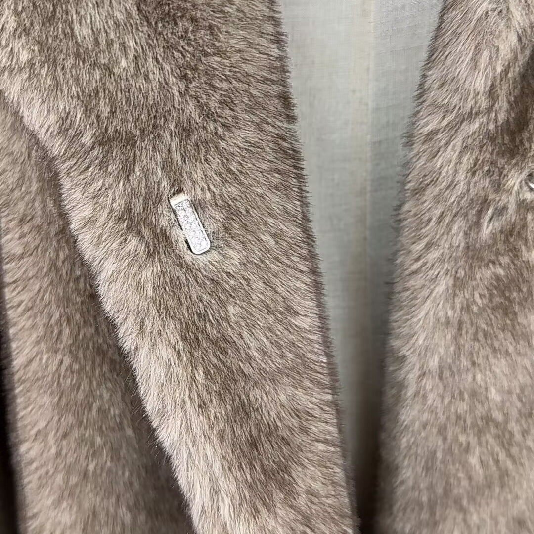 Cappotto teddy lungo in eco-pelliccia con cintura