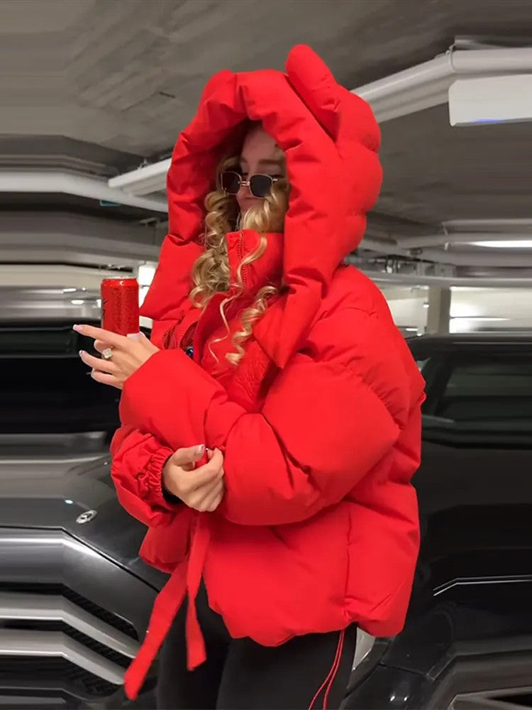 Piumino orecchie Savebla rosso, cappuccio che incornicia il viso — Dream Shop
