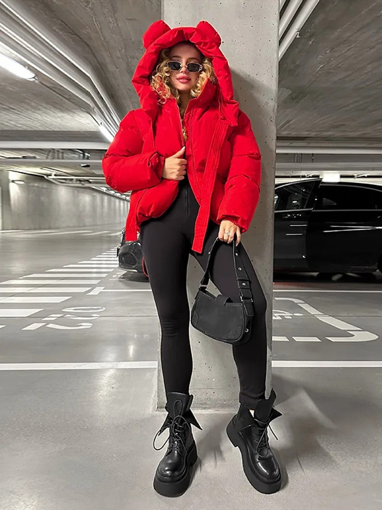 Piumino orecchie Savebla rosso in un look streetwear urbano — Dream Shop