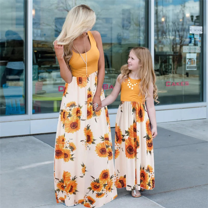 Coordinato mamma figlia Sunflower — abito lungo girasole bianco su modelle | Dream Shop