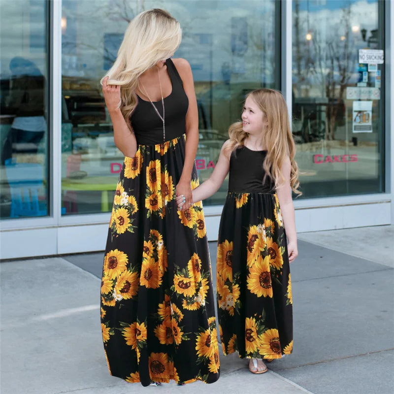 Coordinato mamma figlia Sunflower — abito lungo girasole nero su modelle | Dream Shop