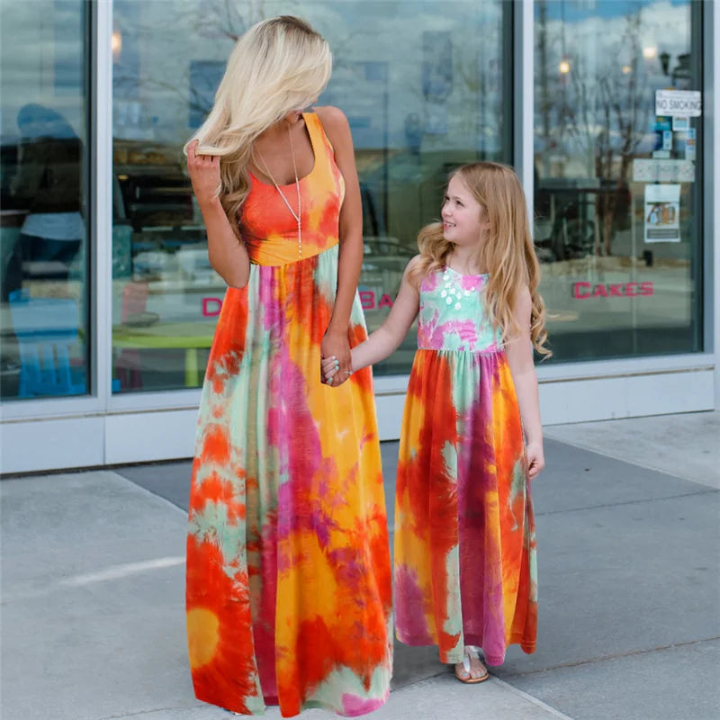 Coordinato mamma figlia Sunflower — abito lungo tie dye su modelle | Dream Shop
